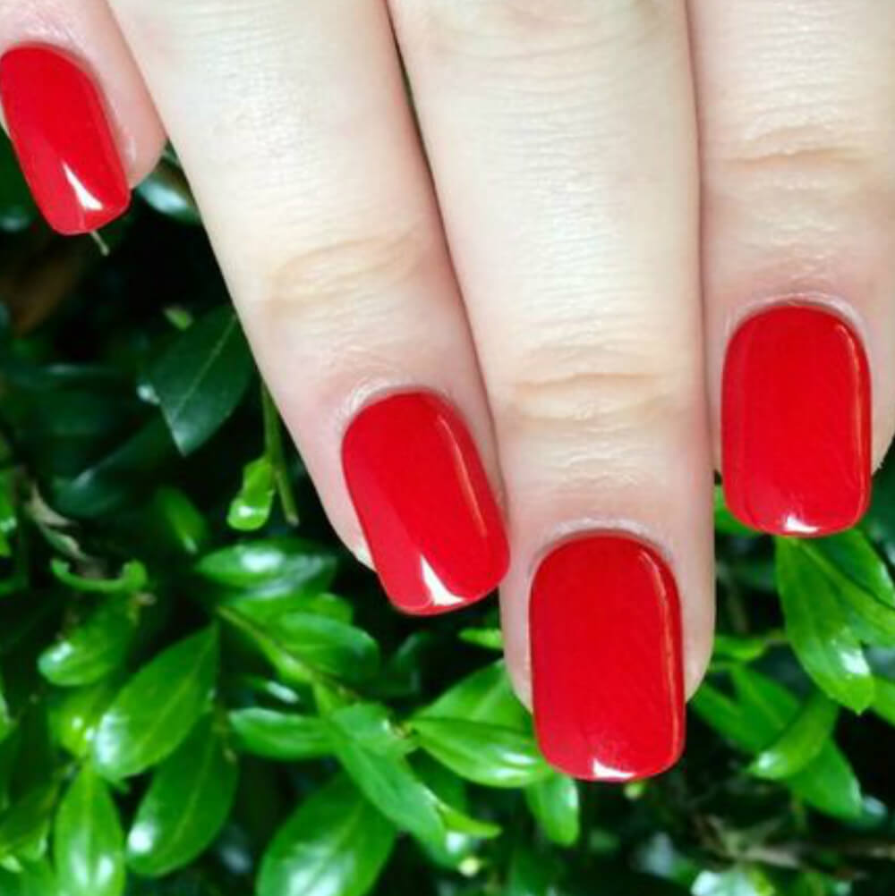 round red manicure