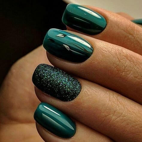dark green nails